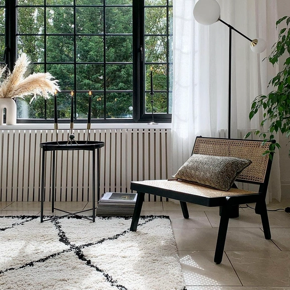 Gardin Skimra framför svarta fönster