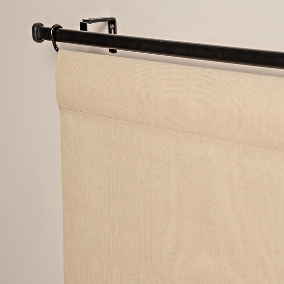 Närbild av beige panelgardin med struktur