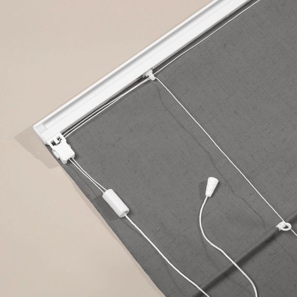 Baksidan av en mörkgrå hissgardin med linlås