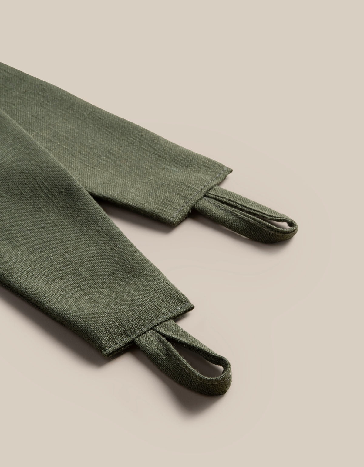 Mörkgrön gardinomtag i tyg