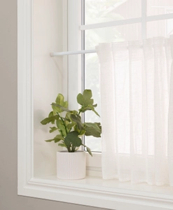 Vit spännstång med cafégardin i fönster