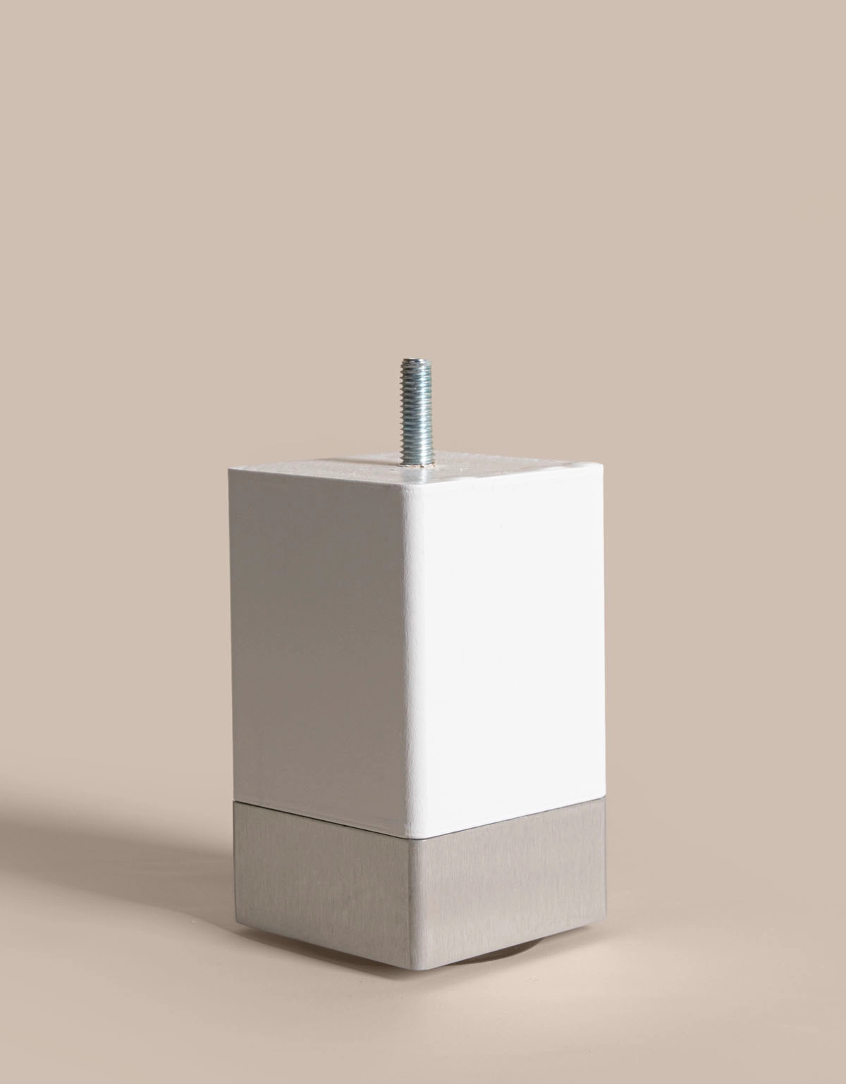 Vitt sängben i fyrkantig design med alukant