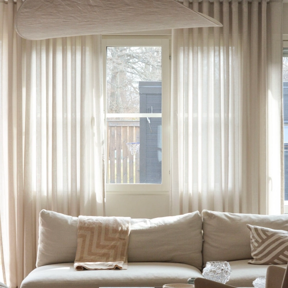 Beige skir gardin i vardagsrum