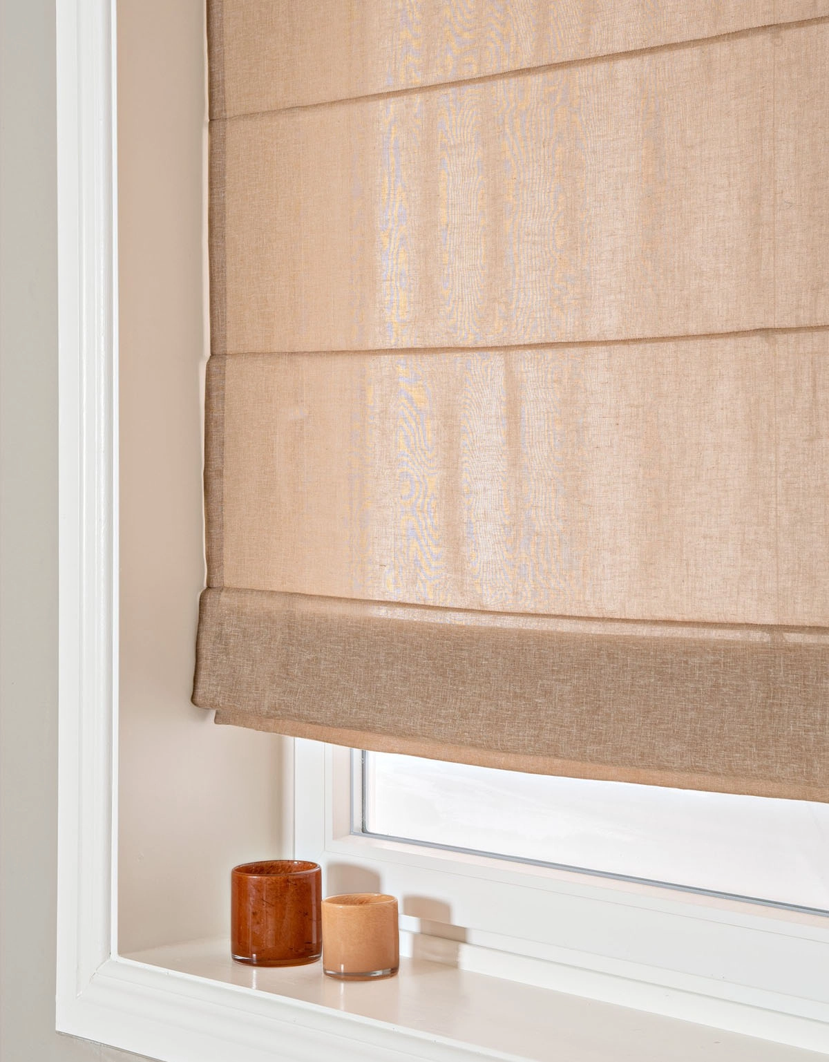 Hissgardin i avskärmande beige väv