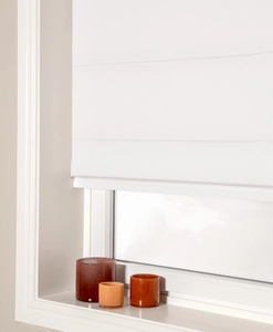 Mörkläggande vit hissgardin