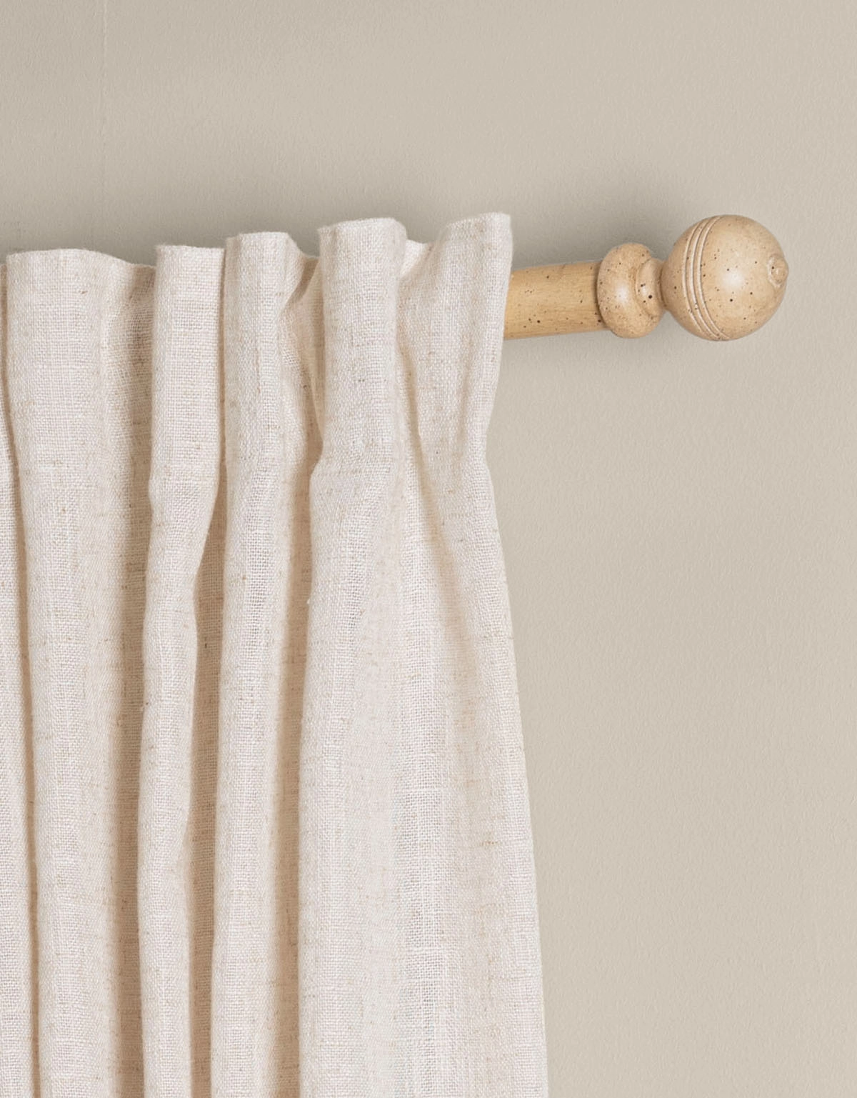 Ändknopp i ljust trä i rund form