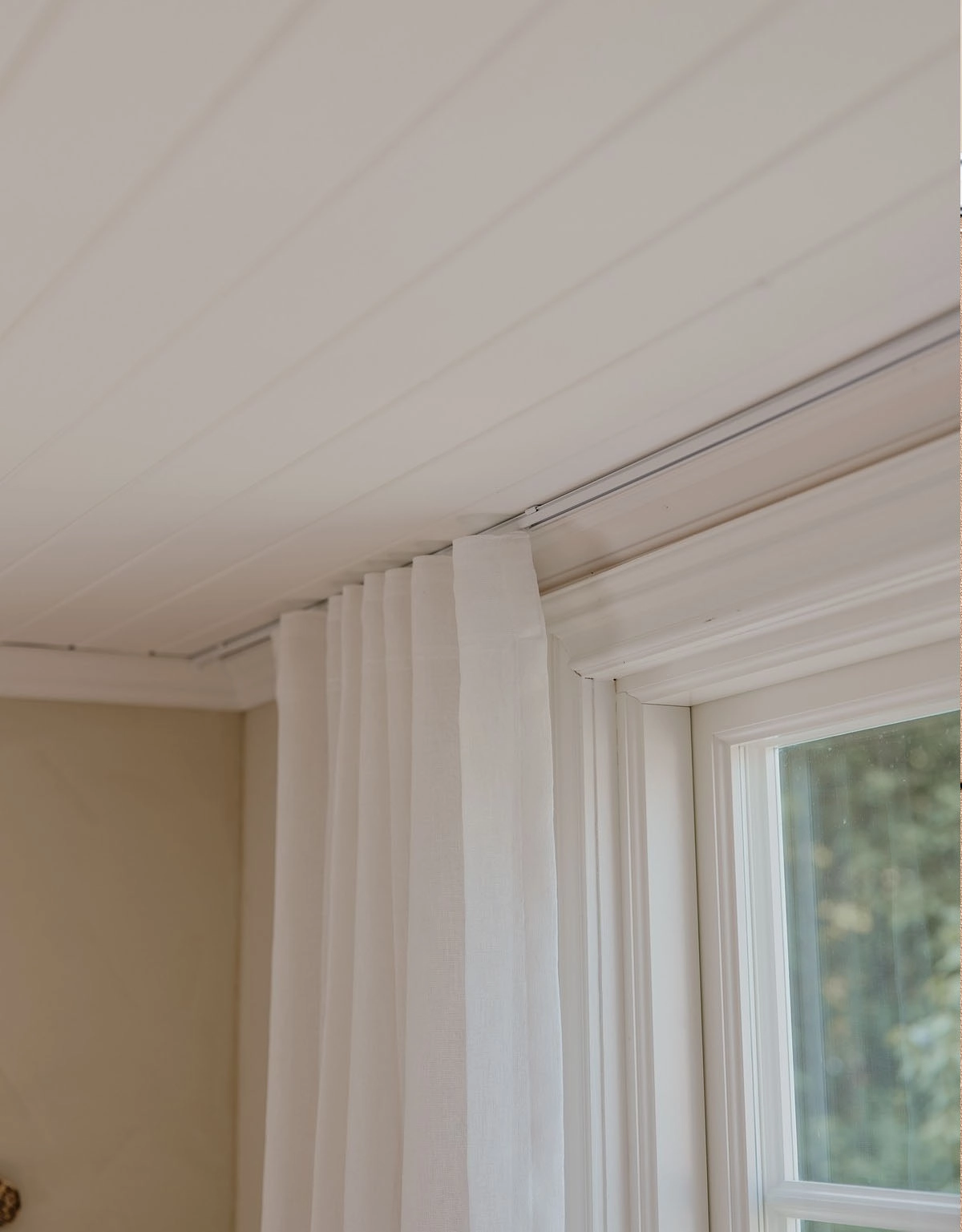 Takmonterad, nätt vit gardinskena