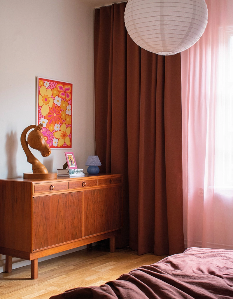 Rosa skira gardiner tillsammans med avskärmande gardiner i vacker hotelluppsättning.