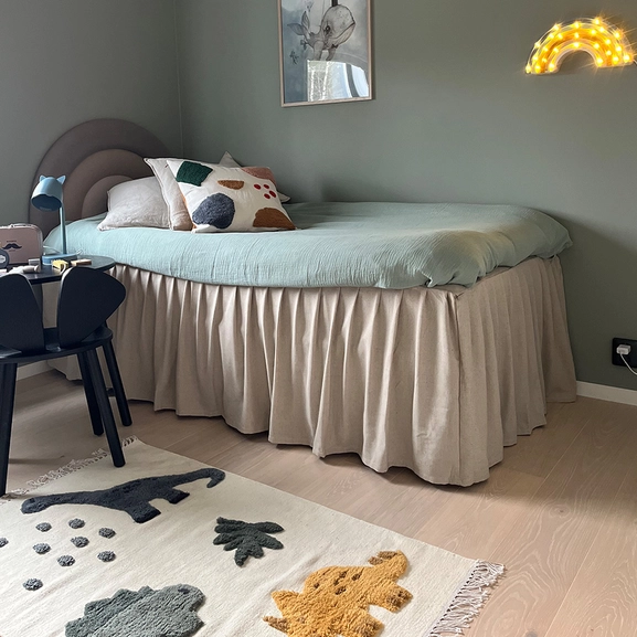 Beige sängkappa i sovrum