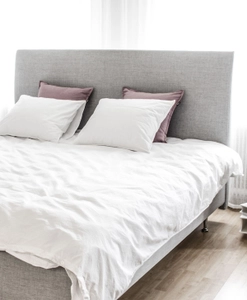 Ljusgrå sänggavel till dubbelsäng