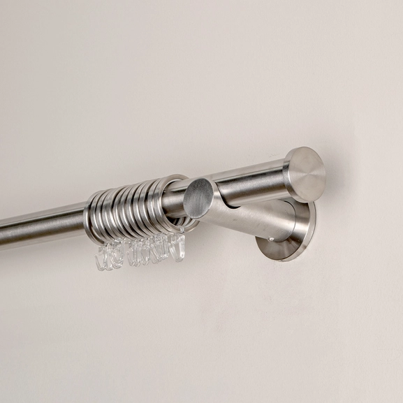 Gardinstång i rostfritt stål med gardinringar