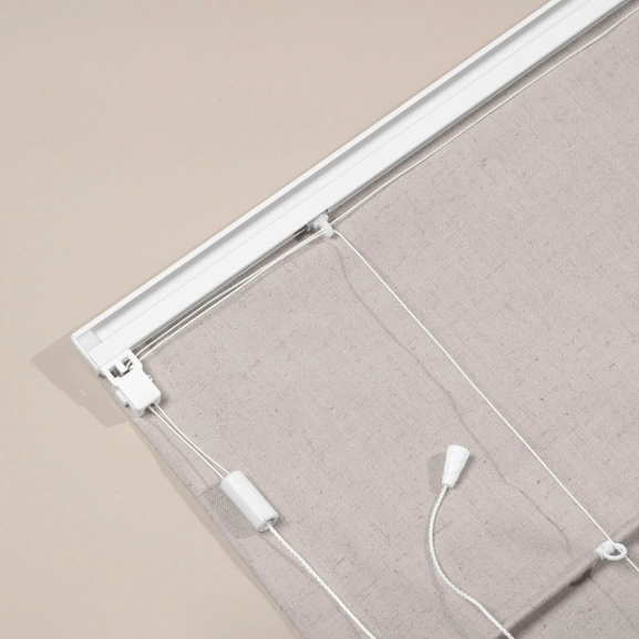 Baksidan av en gråmelerad hissgardin med linlås