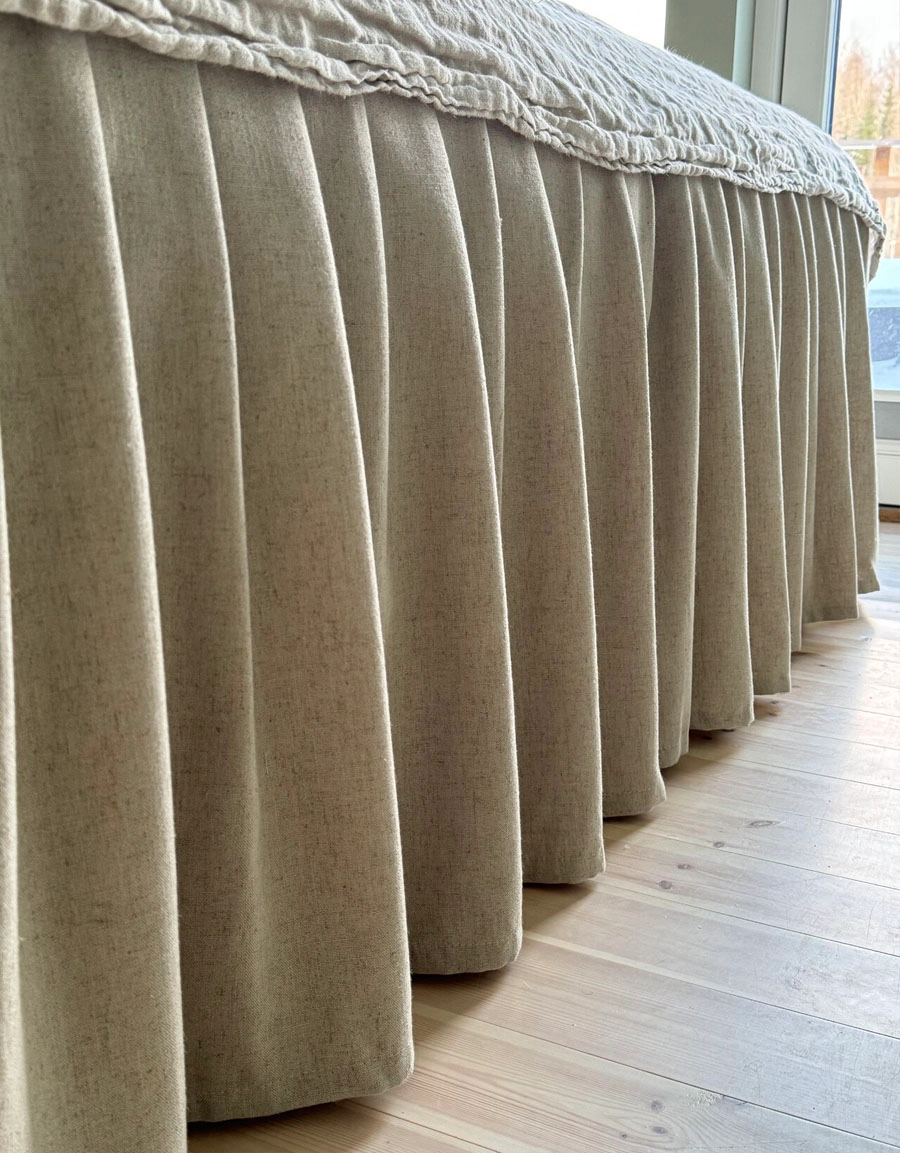 Närbild på sängkappa med volang