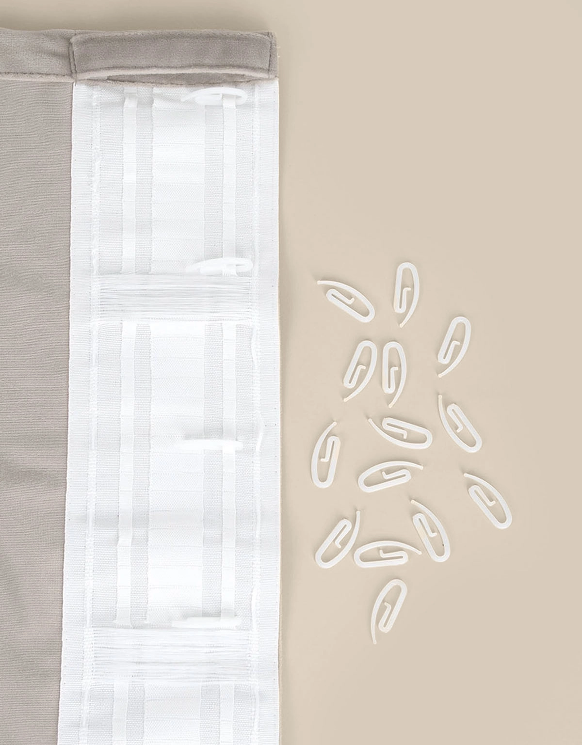 Rynkbandskrokar i comboband på gardin