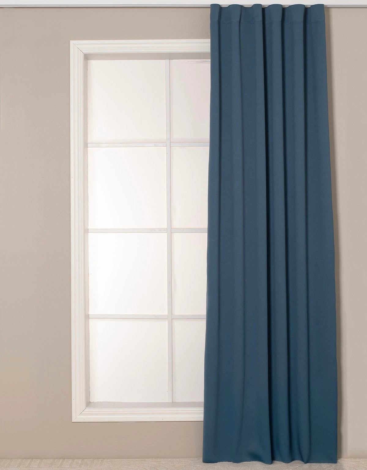 Blå mörkläggande gardin i enkelbredd