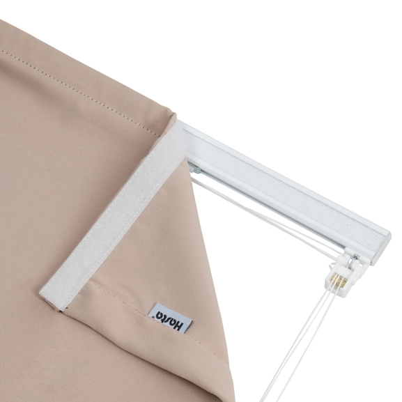 Mörkläggande beige hissgardin