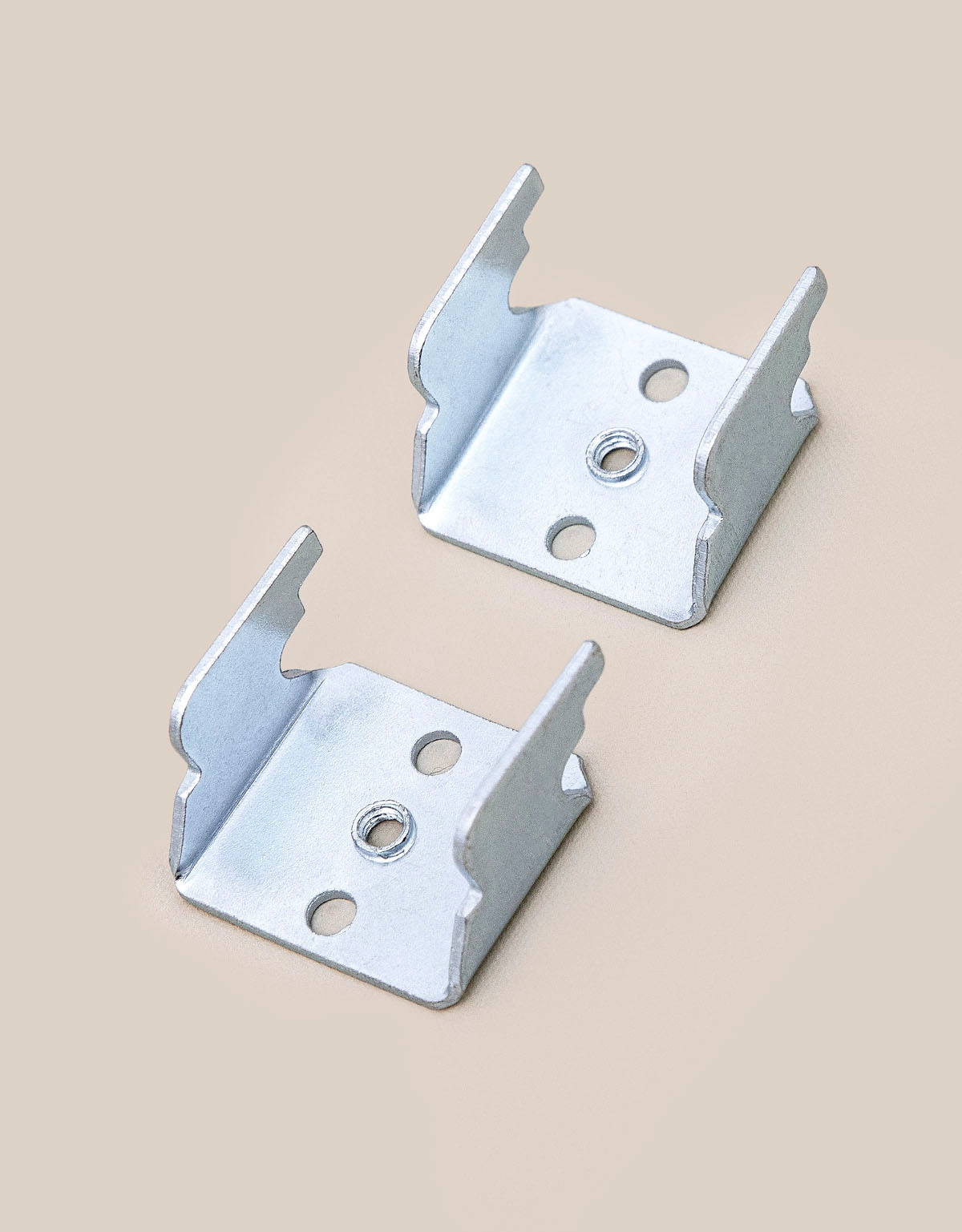 Ett par väggfästen till reglerbar gardinstång