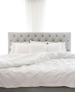 Ljusgrå sänggavel med knappar