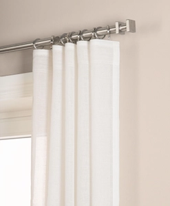 Gardinstång i rostfritt stål med vit gardin