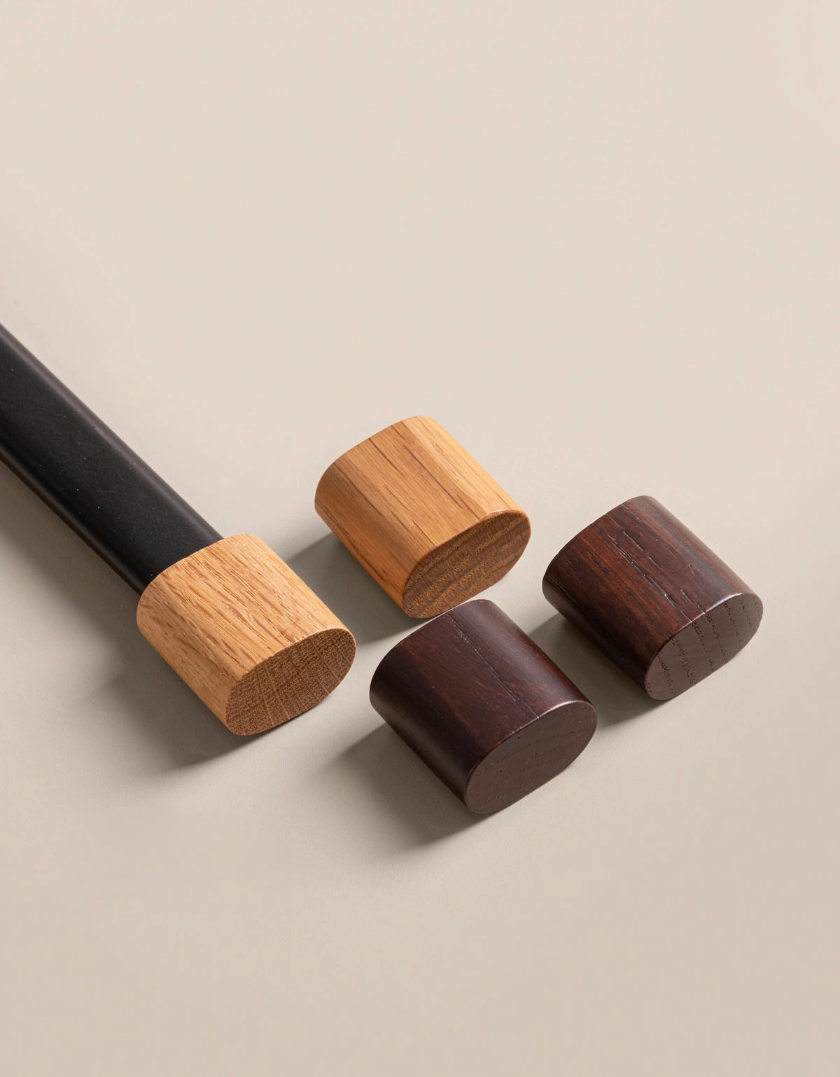 Ändknoppar i ek och kaffefärgat trä