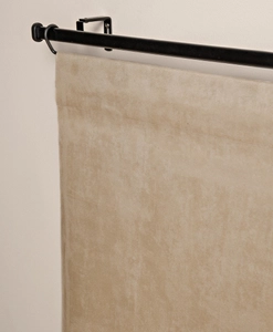 beige panelgardin med mockastruktur på gardinstång