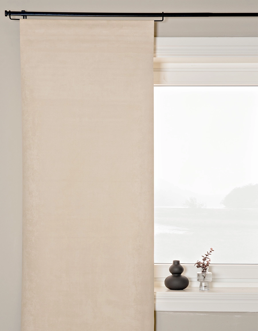 beige panelgardin med mockastruktur på gardinstång