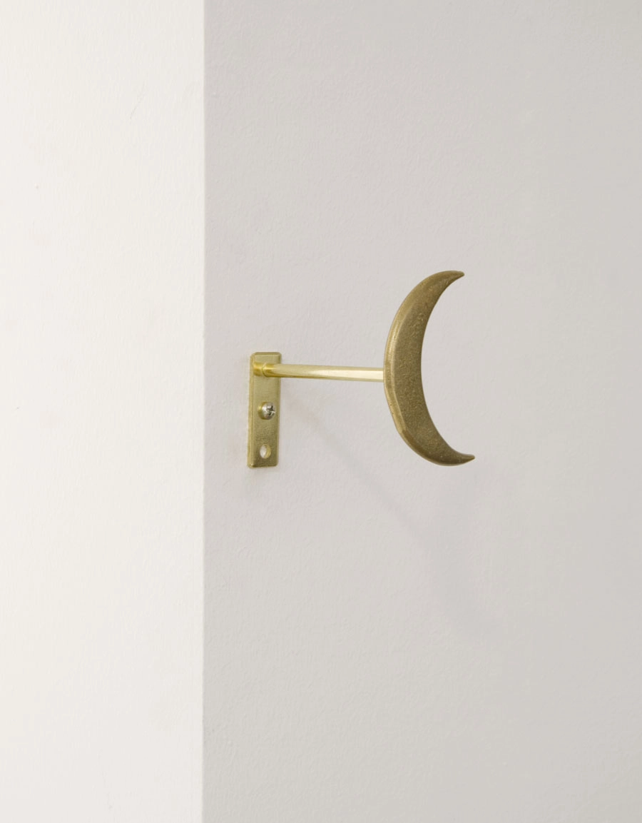 Omtagsfäste Måne i mässing Hasta