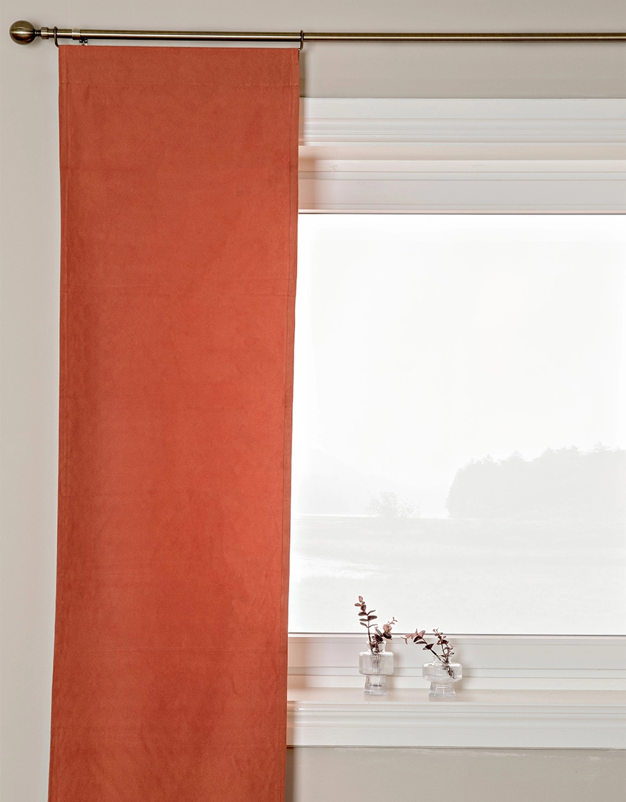 Orange panelgardin i mocka