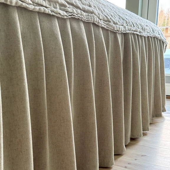 Närbild på sängkappa med volang