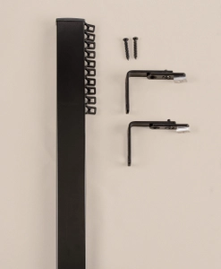 Svart gardinskena med väggfästen