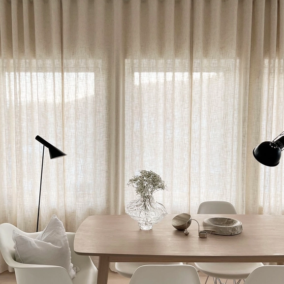 Beige gardin Mylla i matrum