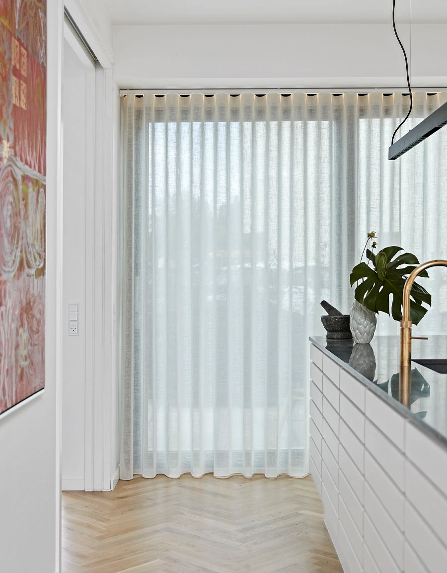 Superellipse curtain rail