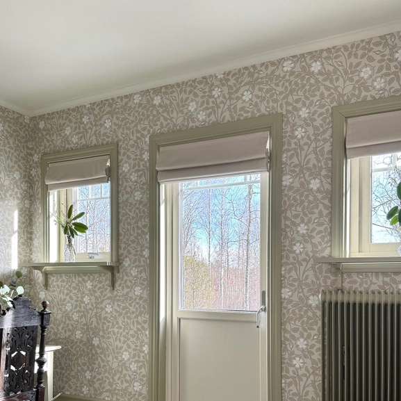 Beige mörkläggande hissgardin i lantlig miljö