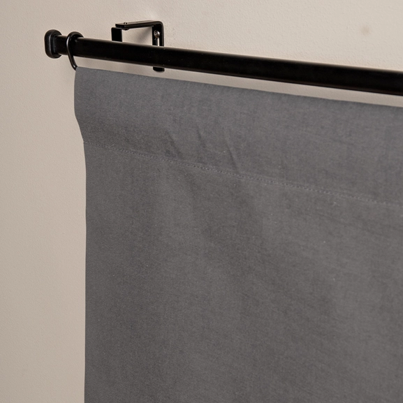 Närbild av grå transparent panelgardin