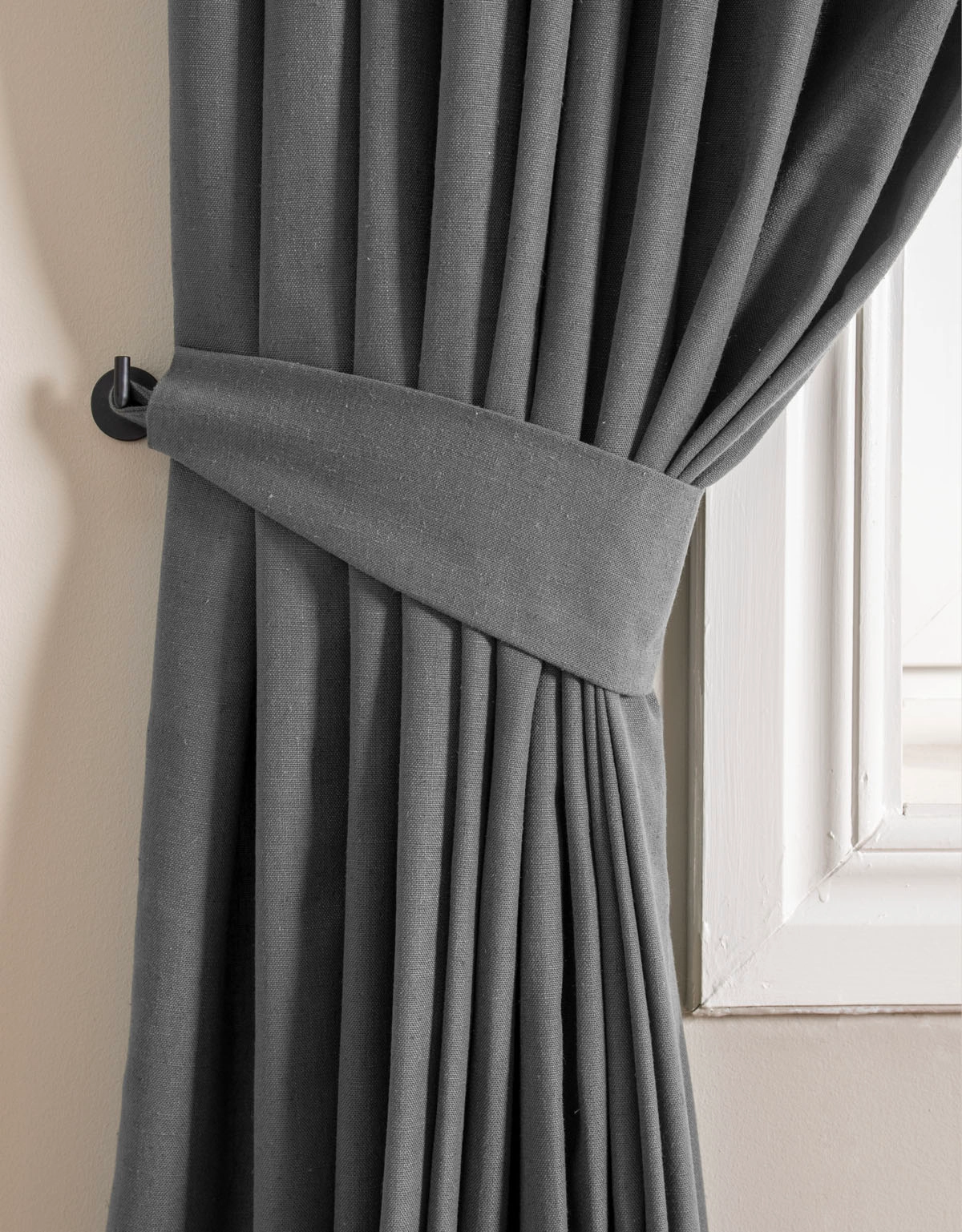 Mörkgrå gardin med matchande omtag