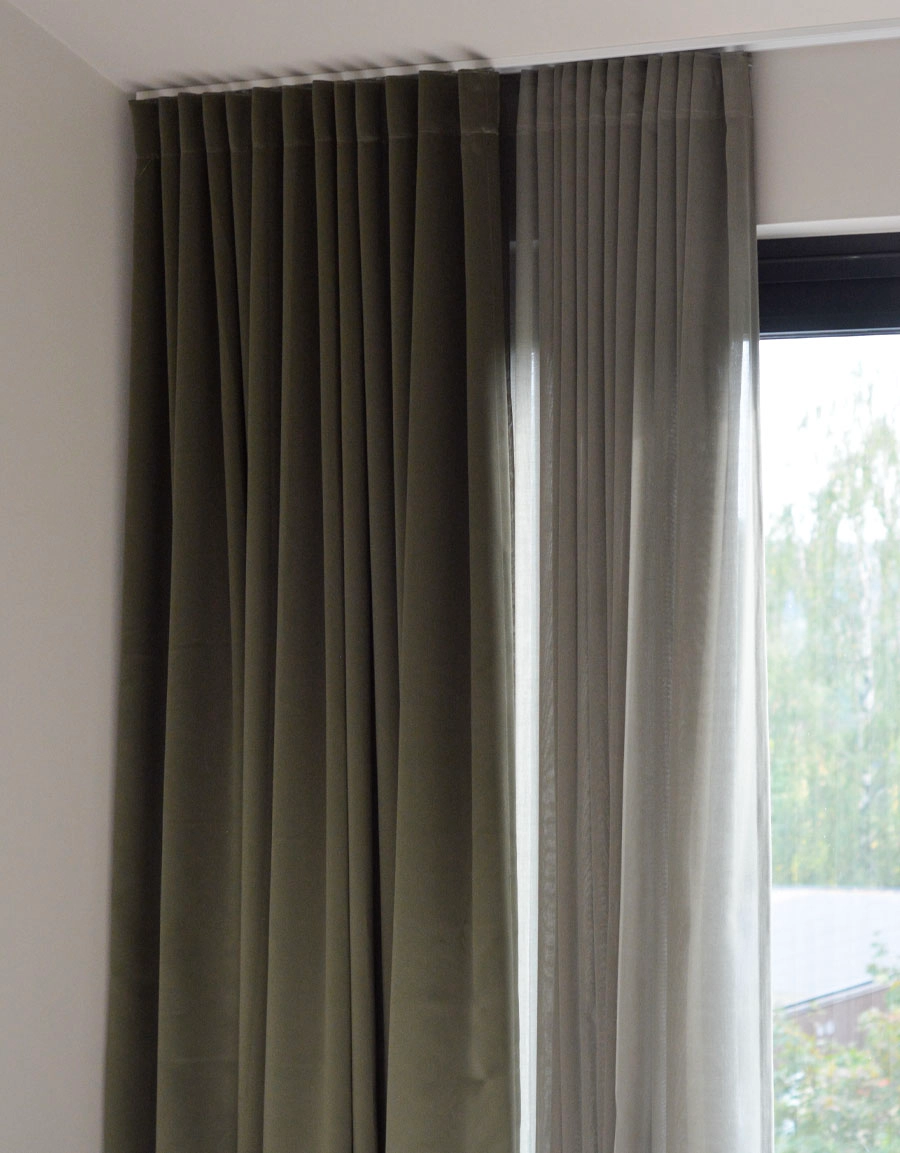 Dubbla gröna gardiner, Viska och Stilla