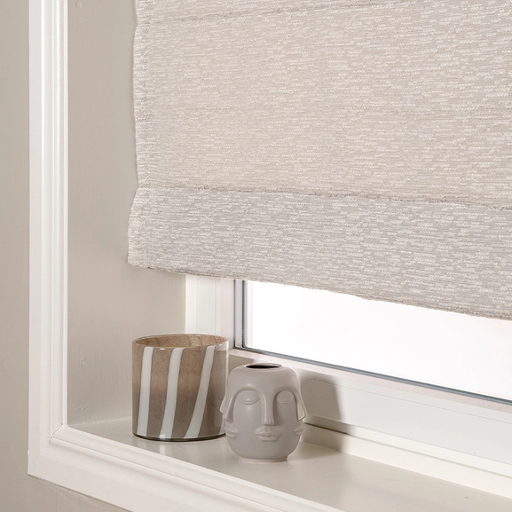 Hissgardin i bouclétyg i ljusgrått