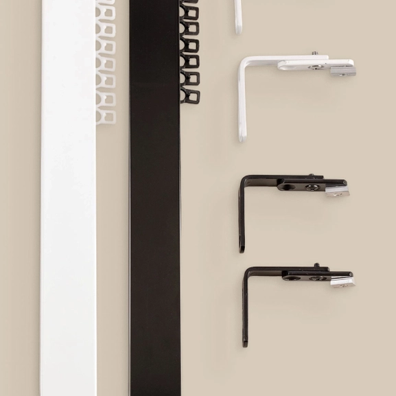 Vit och svart cabinskena med väggfästen och rullglid