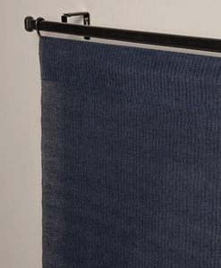 Närbild på blå panelgardin med struktur