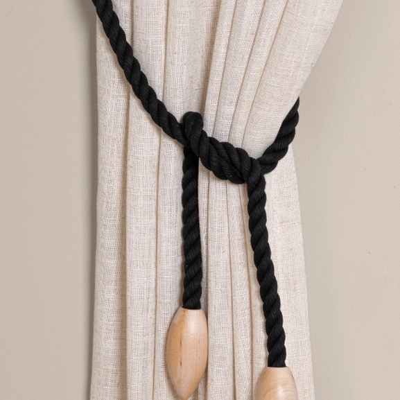 Svart gardinomtag med knoppar i trä