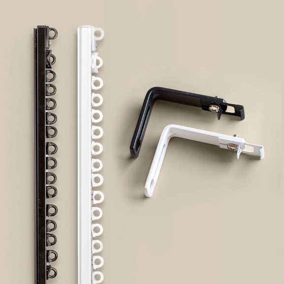 svart och vit u-skena med väggfästen