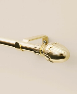 Gardinstång i mässing med dekorativ knopp