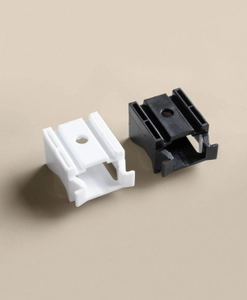 Vitt och svart fäste till gardinskena Alex