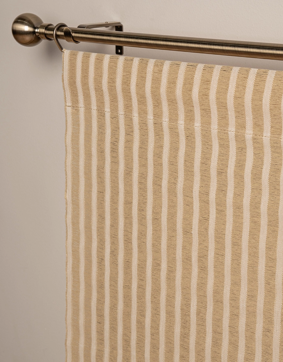 Närbild på beige panelgardin med ränder