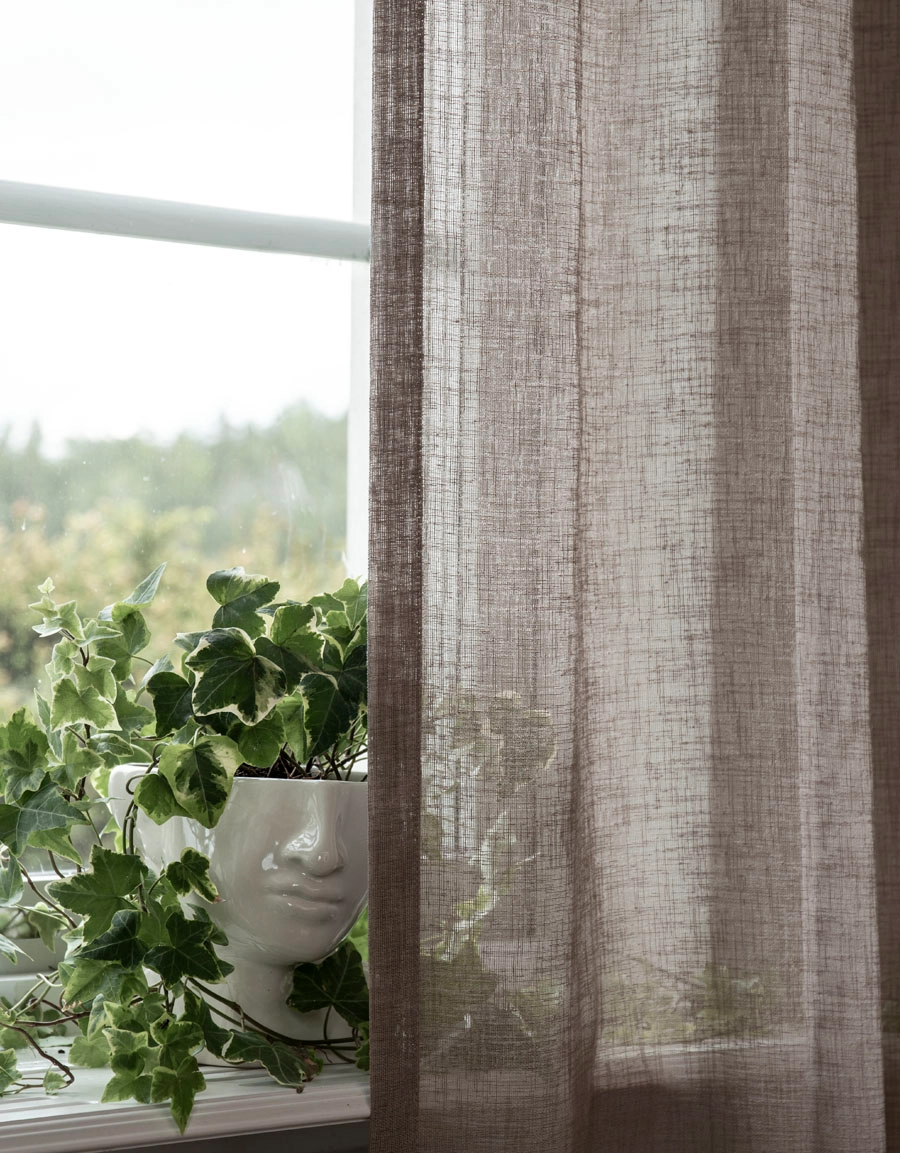 Närbild greige gardin