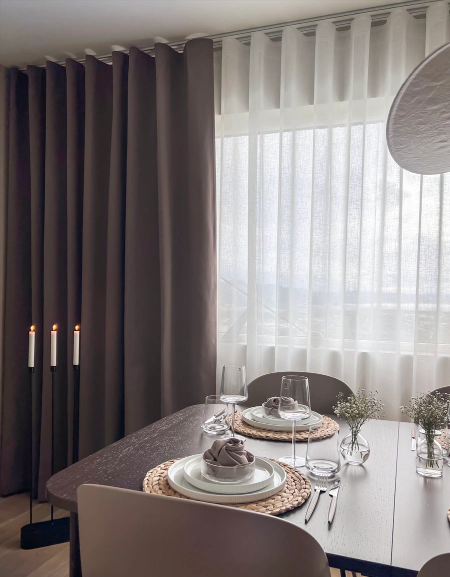 Flamskyddad brun gardin i matrum