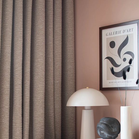 Taupefärgad bouclegardin