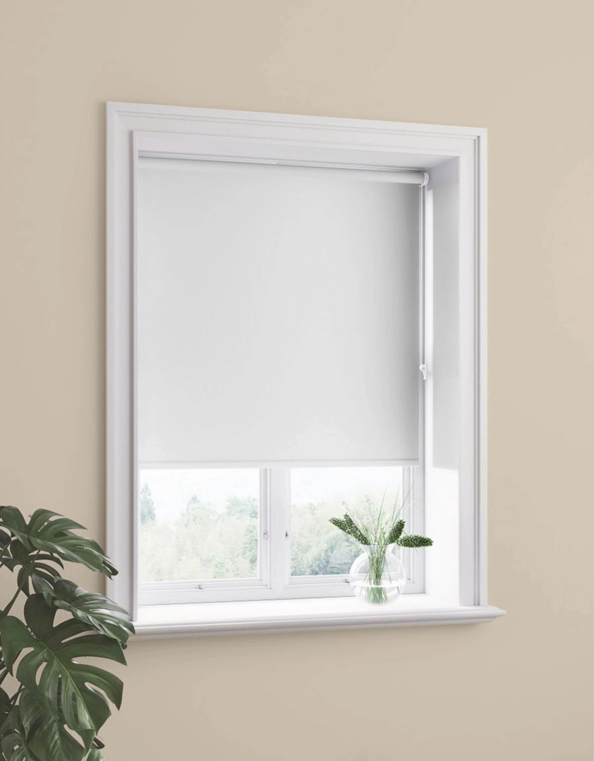 Mörkläggande rullgardin vit från Hasta