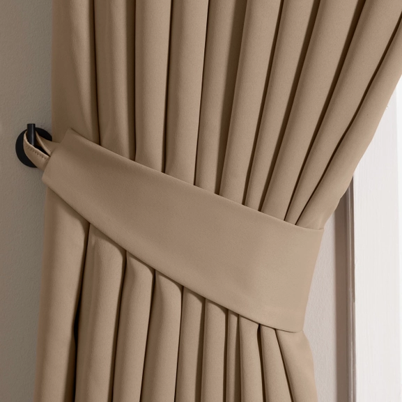 Beige gardin med matchande omtag i tyg