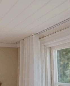 Takmonterad, nätt vit gardinskena